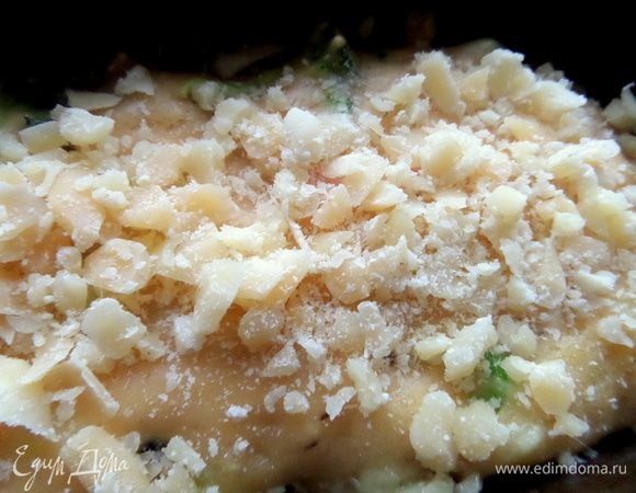 Посыпать пармезаном верх.