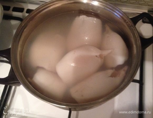 Кальмары ТМ «Магуро» разморозить, отварить в кипящей соленой воде пару минут. Остудить.