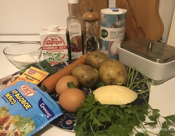 Картофель и морковь предварительно отварить в подсоленной воде.