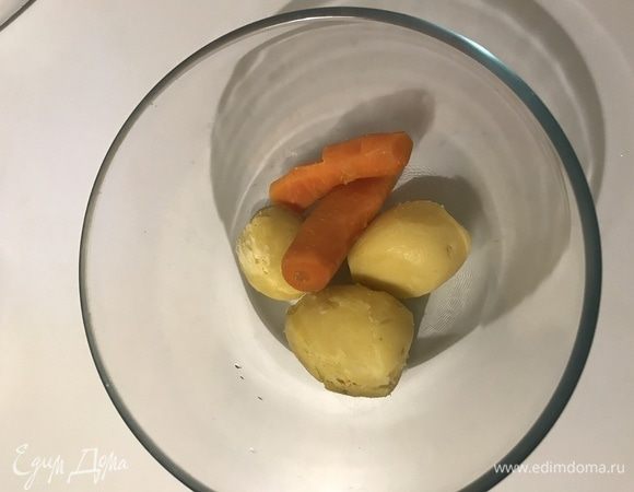 Картофель и морковь очистить.