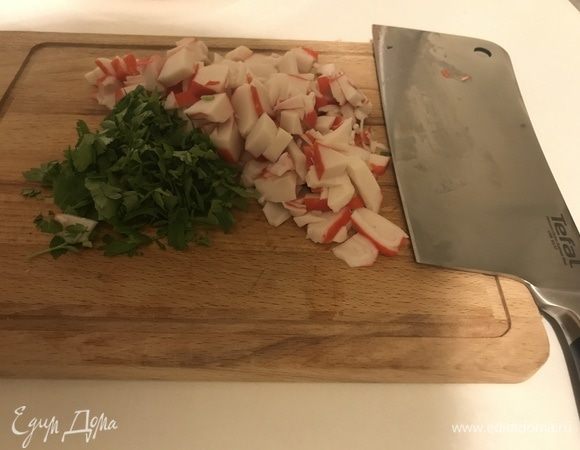 Половину от общего количества крабового мяса Vici порезать и порубить зелень.