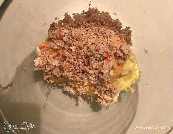 Очищенные картофель, морковь и вторую половину крабового мяса измельчить.