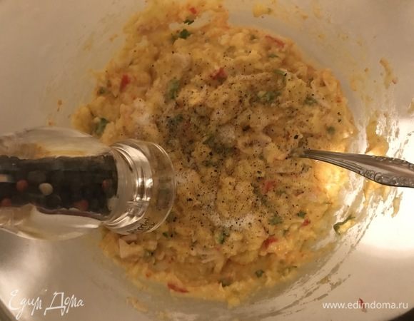 Добавить соль и перец по вкусу, и мы помним, что овощи варились в соленой воде.