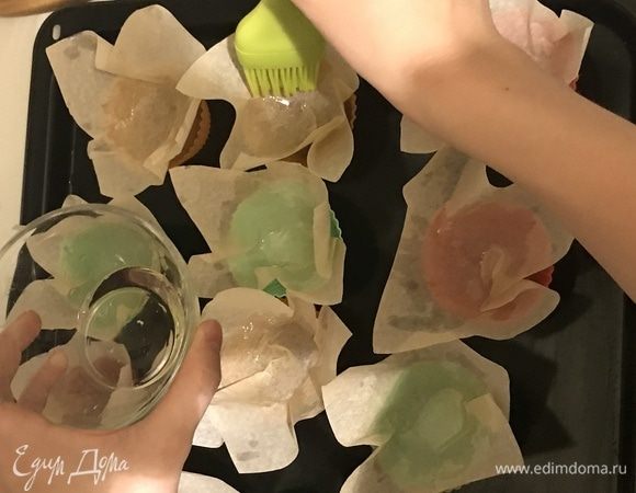 В формочки вкладываем пергамент и смазываем растопленным сливочным маслом или растительным, на ваше усмотрение.