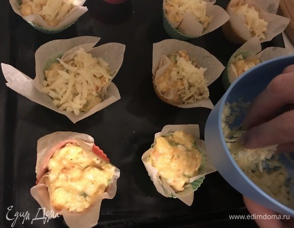 И посыпаем оставшейся половиной сыра.