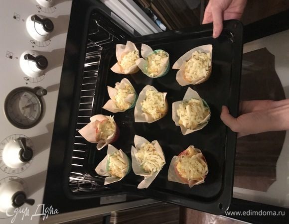 Запекаем в предварительно разогретом духовом шкафу при 190°С в течение ориентировочно 25 минут (режим обычный, прогрев сверху и снизу).