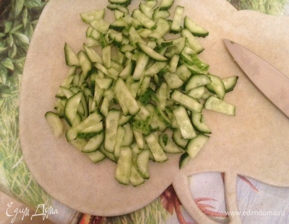 В салатницу нарезать соломкой огурец.