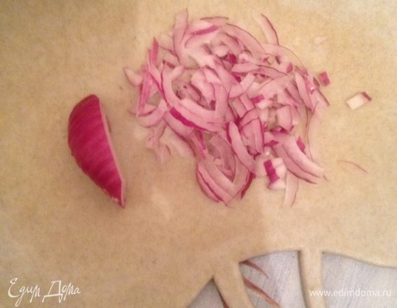 Тонко нарезать красный лук по вкусу.