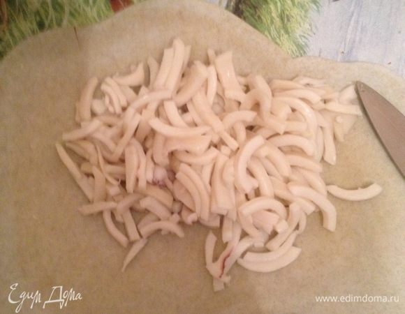 И кальмар тоже соломкой.