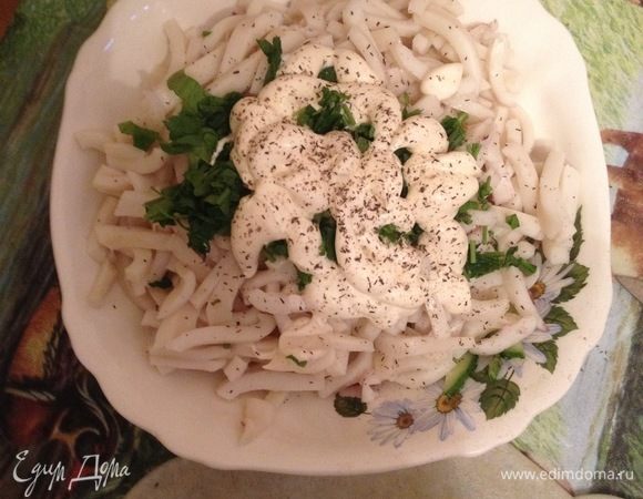 Добавить любимой зелени и майонез. Перемешать.