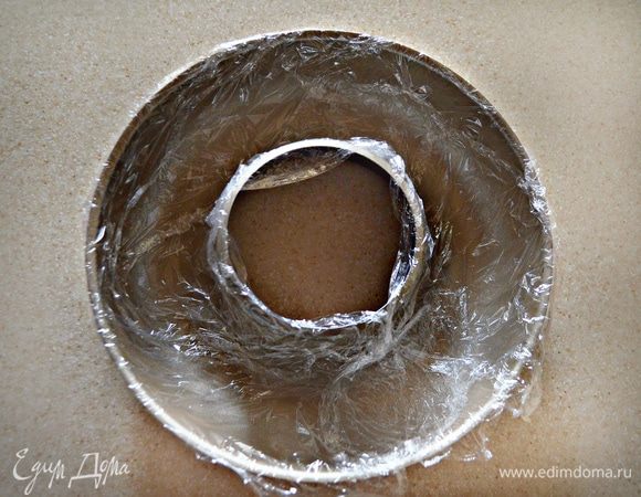 Форму для заливной закуски выстелить пищевой пленкой. Я использовала кольцевую форму для кекса d=24 см. Вы также можете использовать и прямоугольную, но не очень глубокую форму.