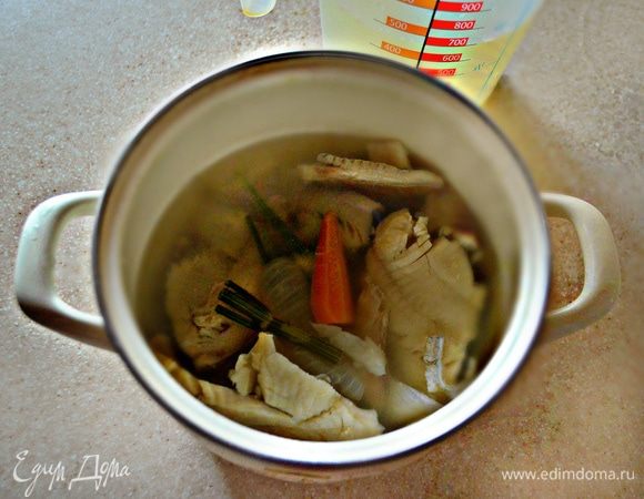 Заранее приготовьте рыбный бульон. Для этого я использовала филе трески и тилапии (общим весом  около 250 г), 1 луковицу, морковь, стебли укропа, черный горький и душистый перец горошком, а также соль по вкусу. Готовый бульон остудите и процедите.