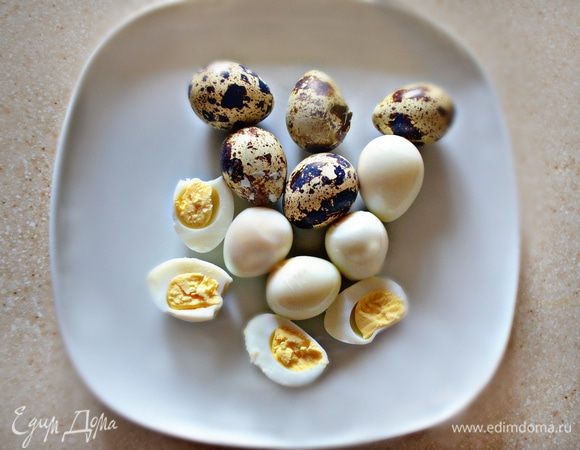 Перепелиные яйца отварить, остудить, почистить и разрезать пополам.