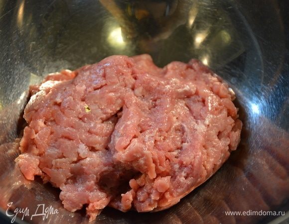 Прокрутить мясо через мясорубку. У меня филе бедра индейки.