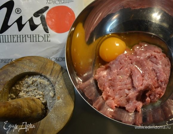 К фаршу добавить измельченные пшеничные отруби ТМ «Лито» и яйцо.