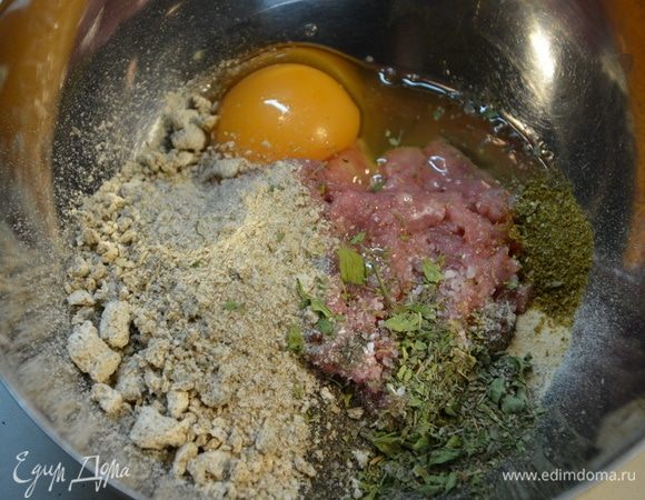 Добавить специи: сушеная петрушка, соль, перец, перец зеленый острый, чеснок сушеный. 