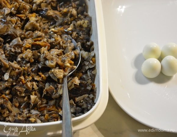 Подготовить начинку: отварить перепелиный яйца вкрутую, лесные грибы отварить, мелко порубить и обжарить в масле до готовности. Я всегда готовлю такую грибную икру после прогулки в лес за грибами. Потом добавляю ее в разные блюда. Не рекомендую измельчать грибы до кашицы, иначе грибной вкус потеряется. 