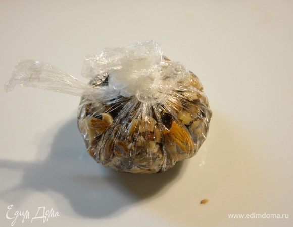 Свернуть яйцо с грибами шариком и закрутить концы пленки.