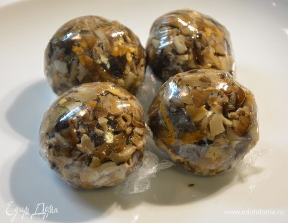 Убрать шарики в морозильную камеру на 10-15 минут.