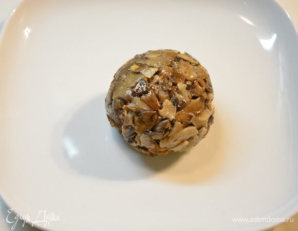 Доставать грибные шарики из морозильной камеры по одному.