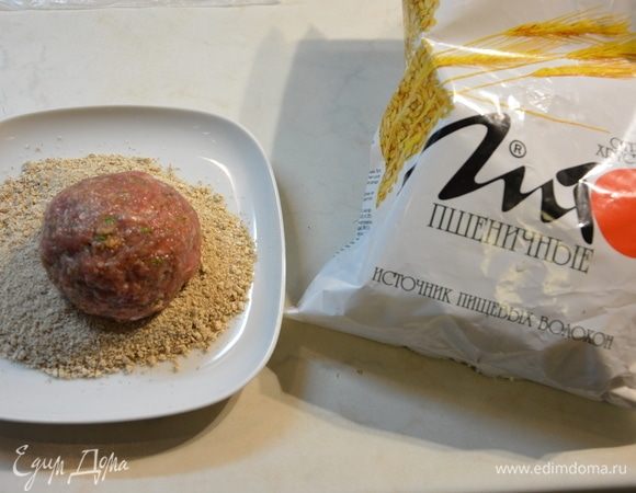 Полстакана пшеничных отрубей ТМ «Лито» измельчить. Достать мясные шарики из морозильной камеры, снять пленку, обвалять в панировке.