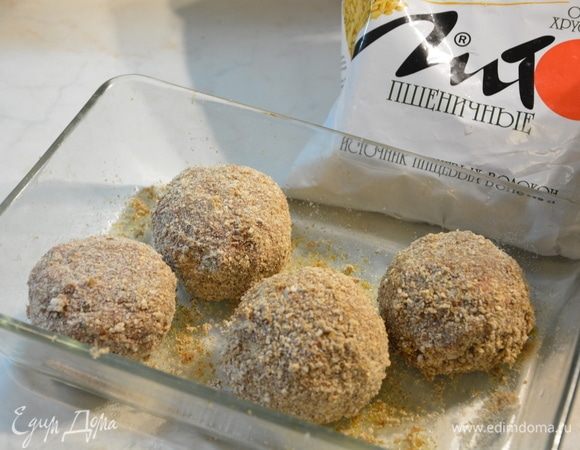 Смазать форму оливковым маслом. Выложить мясные шарики в форму и выпекать при 200°С 30-35 минут.