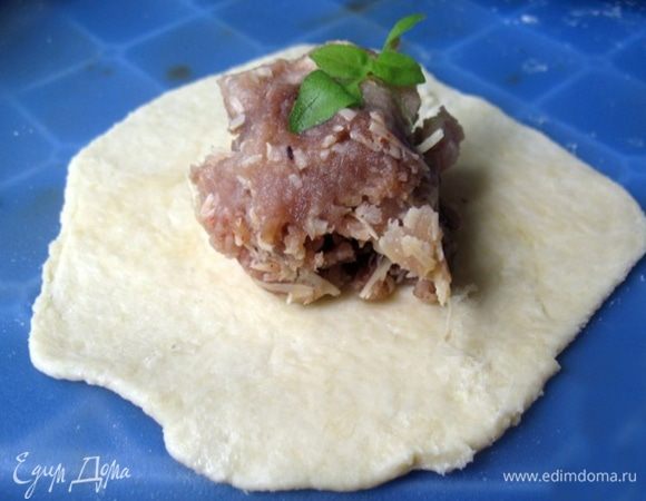 Поставить духовку на 200°С.
Добавить в фарш все ингредиенты, размешать. Разделить тесто на 12 равных частей. Будет казаться, что кусочки очень маленькие, но при раскатке все будет нормально. Раскатать каждый кусок в лепешку, положить начинку.