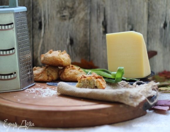 Присборить сверху узелком подобно вонтонам. Положить их в формочки для маффинов или просто на бумагу для выпечки. 
Выпекать около 25 минут.