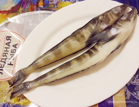 Обычно тушка ледяной рыбы совсем небольшая, весом от 100 до 200 граммов. Я выбрала из пакета две самые крупные рыбы по 200 граммов каждая. Разморозить и очистить рыбу. Это совсем не трудно, потому что у ледяной рыбы нет не только чешуи, но и очень мало костей. Удалить голову с жабрами, хвост и плавники. Выпотрошить и промыть водой.