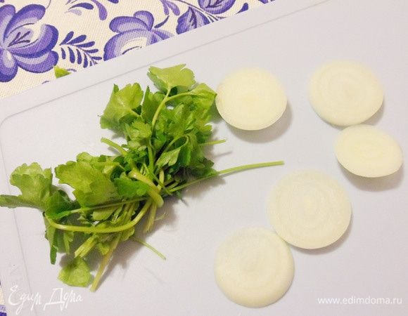 Репчатый лук нарезать кольцами, подготовить зелень петрушки.