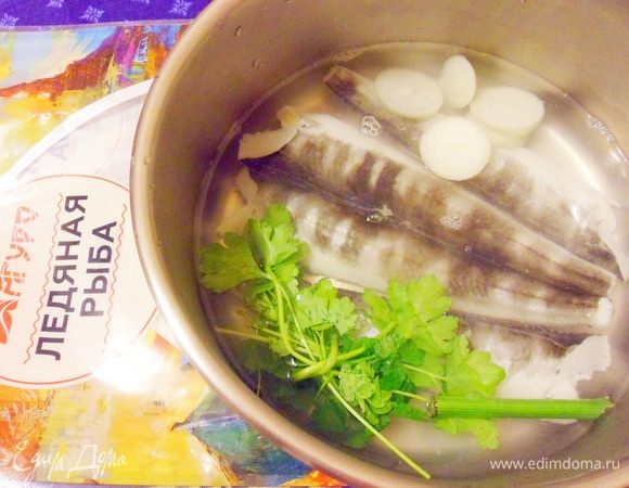 Охладить ледяную рыбу в бульоне.