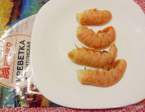 Пока ледяная рыба охлаждается, необходимо помыть и разморозить креветки.