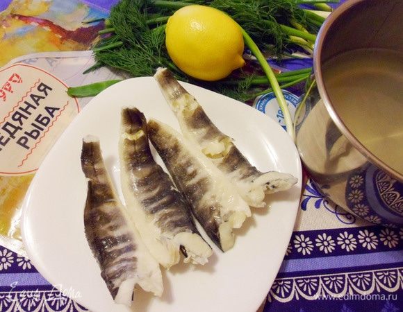 Достать ледяную рыбу из бульона. Бульон процедить.