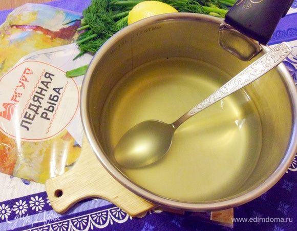 Желатин соединить с двумя стаканами рыбного бульона, прогреть, не доводя до кипения, до полного растворения при непрерывном помешивании. Затем желатиновую смесь охладить до комнатной температуры.