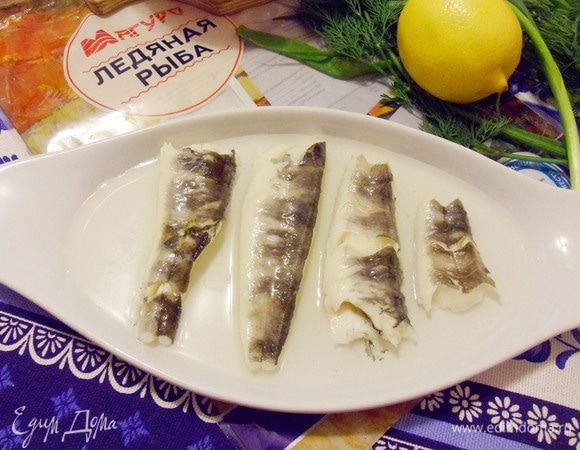 Затем нарезанные порционные кусочки ледяной рыбы выложить на застывший желейный слой.