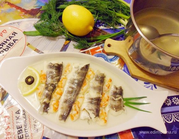 Из перьев зеленого лука сделать «хвост», из дольки лимона — «голову», из колечка черной оливки — «глаз».