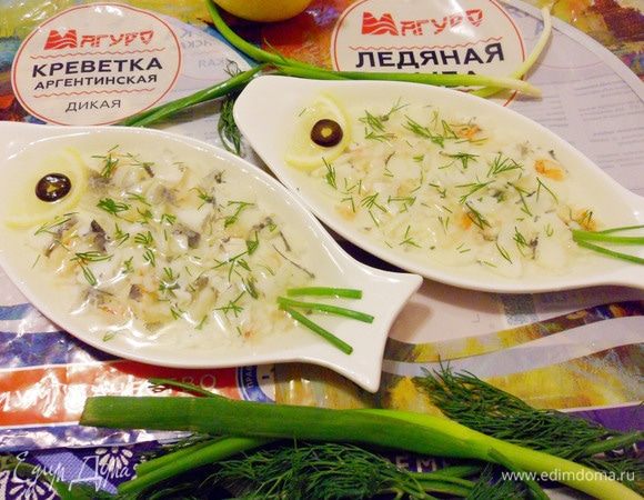 Можно приготовить рыбный студень в порционном варианте. Для этого удобно филе ледяной рыбы разобрать руками на пластинки, креветки мелко нарезать, украсить по своему усмотрению. Залить бульоном и охладить в холодильнике до полного застывания.