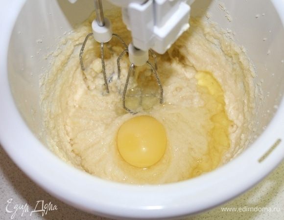 По одному вбить яйца.