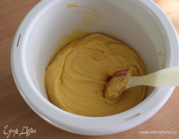 Добавить муку с разрыхлителем и перемешать.