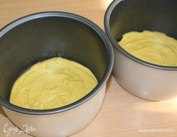 Выложить тесто в две формы 18-20 см и выпекать в предварительно разогретой до 180°С духовке 30-40 минут или до готовности. Готовность проверить при помощи деревянной шпажки, она должна выйти сухой из середины коржа.