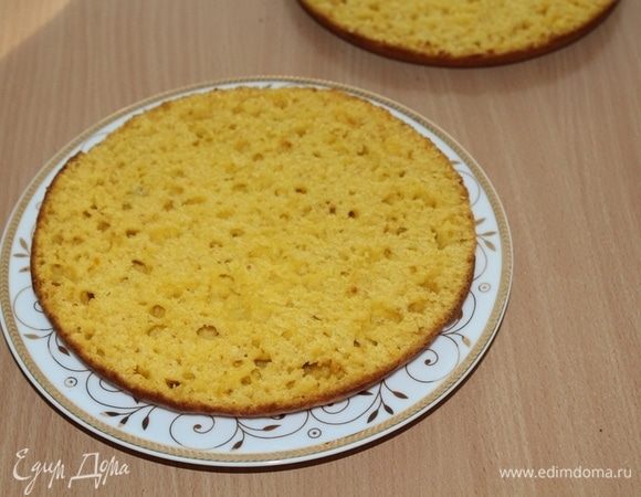 Каждую заготовку для торта остудить и разрезать на 2 коржа.