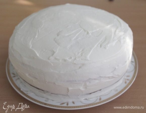 Промазать коржи кремом. Собрать торт, смазать кремом и украсить по желанию.