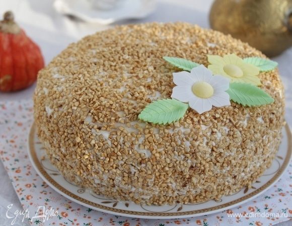 Оставить торт для пропитки при комнатной температуре на 1-2 часа. Затем поставить торт в холодильник.