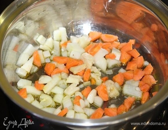 Нарежьте лук, чеснок, имбирь (2 см) и морковь дольками. Все слегка обжарьте на оливковом масле. 