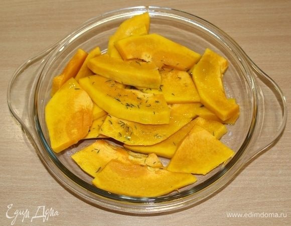 Тыкву запечь при 200°С 10-20 минут. Время запекания зависит от размера кубиков тыквы.