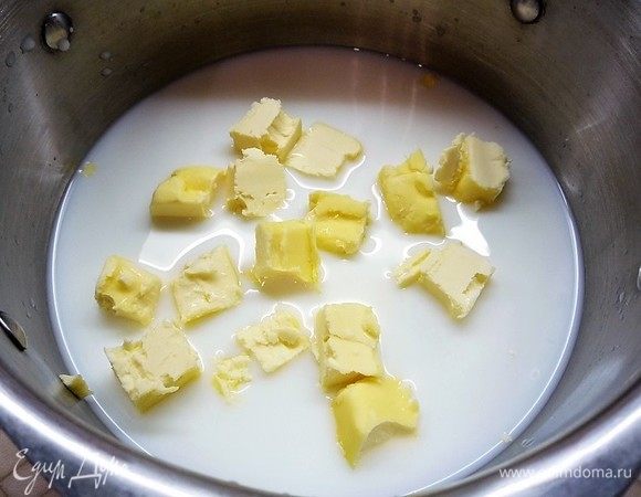 В кастрюлю наливаем молоко с водой, добавляем нарезанное кубиками масло, щепотку соли и сахара. Ставим кастрюлю на огонь и доводим до кипения. Интенсивно перемешиваем деревянной ложкой и всыпаем всю муку.