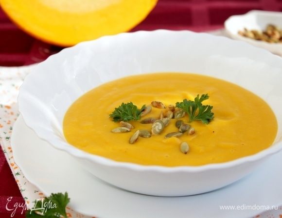 Подавайте с тыквенными семечками.