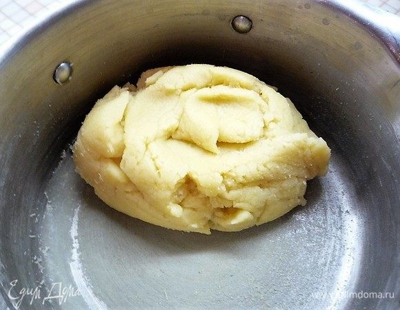 Убавляем огонь до минимума и продолжаем перемешивать тесто ложкой до тех пор, пока на дне кастрюли не начнет формироваться плотная масса. Перемешиваем 4-5 минут, тесто заварится, и сформируется шар теста, легко отстающий от стенок кастрюли. Снимаем кастрюлю с огня и даем тесту остыть.