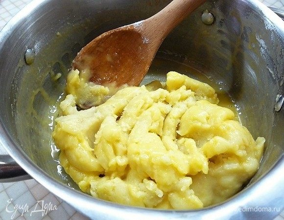 Яйца взбиваем венчиком и добавляем в тесто небольшими порциями, хорошо перемешиваем.