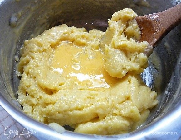 Добавляем еще порцию взбитых яиц, хорошо перемешиваем.